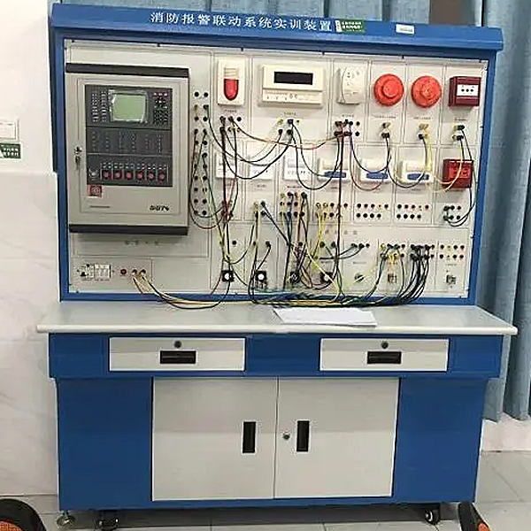 通過PLC實驗臺學習物流自動化技術，提高效率降低成本。(圖2)